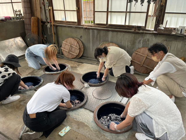 織物参考館 ”紫”での藍染体験