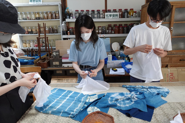 織物参考館 ”紫”での藍染体験