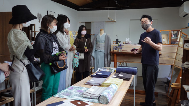 織物参考館 ”紫”での藍染体験