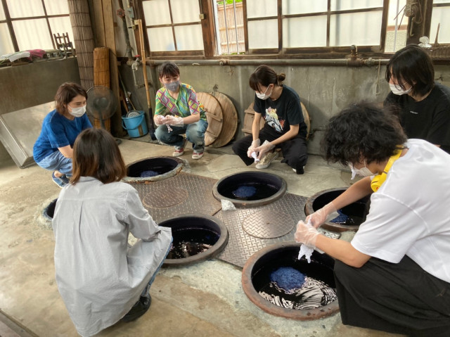 群馬県桐生市 織物参考館 ”紫”での藍染体験