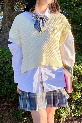 学生が企画した“制服をおしゃれに着こなしたい！”を叶える制服アイテム1