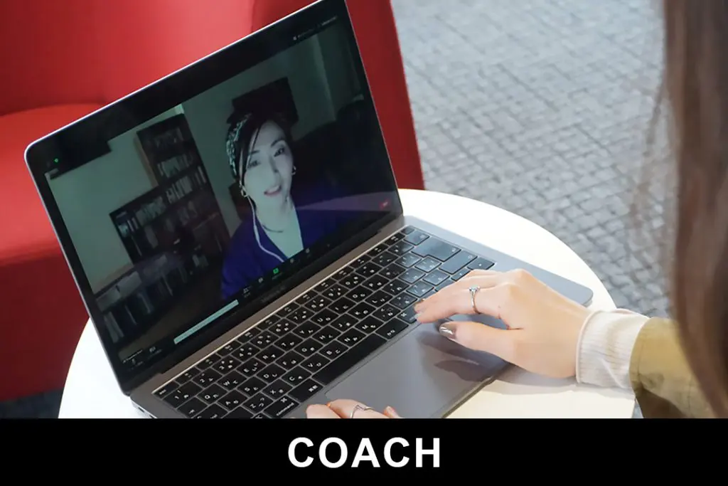 「コーチ（COACH）」シニアデザインディレクターのカー・智子氏によるオンライン特別講義を実施