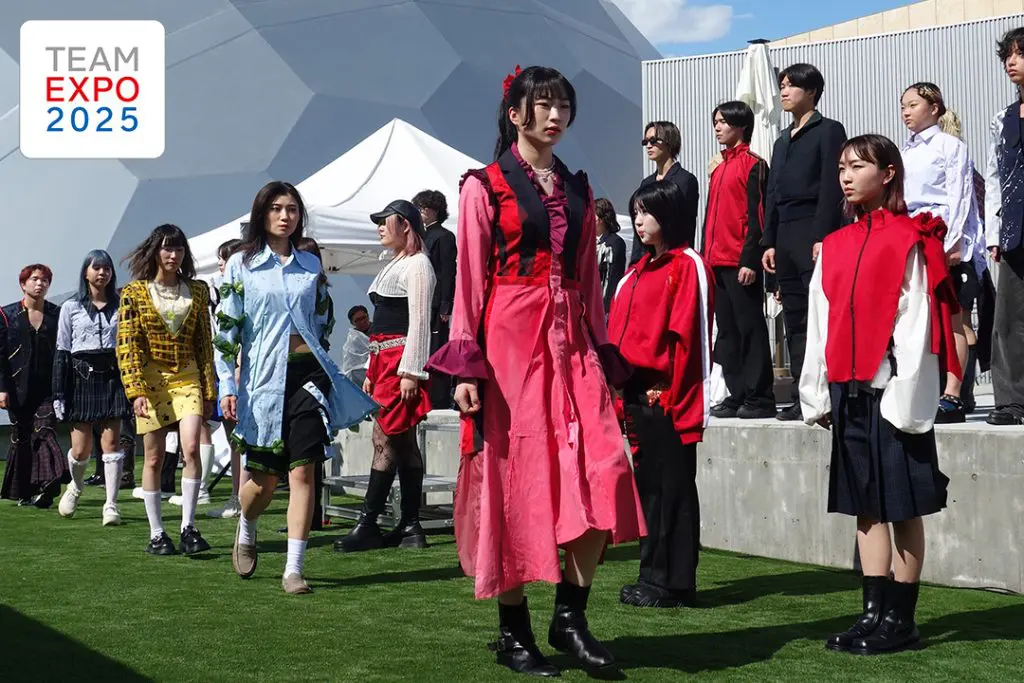 2025大阪・関西万博でファッションショーを実施！廃棄される制服やデニムの端材を使った作品50点以上をランウェイで披露。